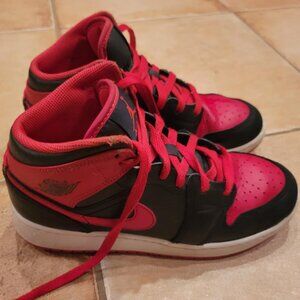 Kids NIKE Air Jordan 1 Mid size 5.5Y